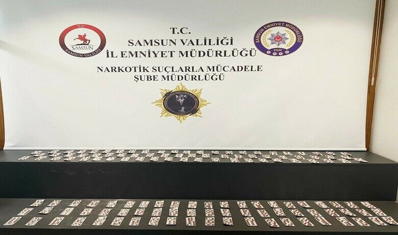 Samsun’da 1833 adet sentetik ecza ele geçirildi
 - Samsun’da narkotik polisi tarafından şüphe üzerine bir kişinin üzerinde 1833 adet sentetik ecza ele geçirildi.