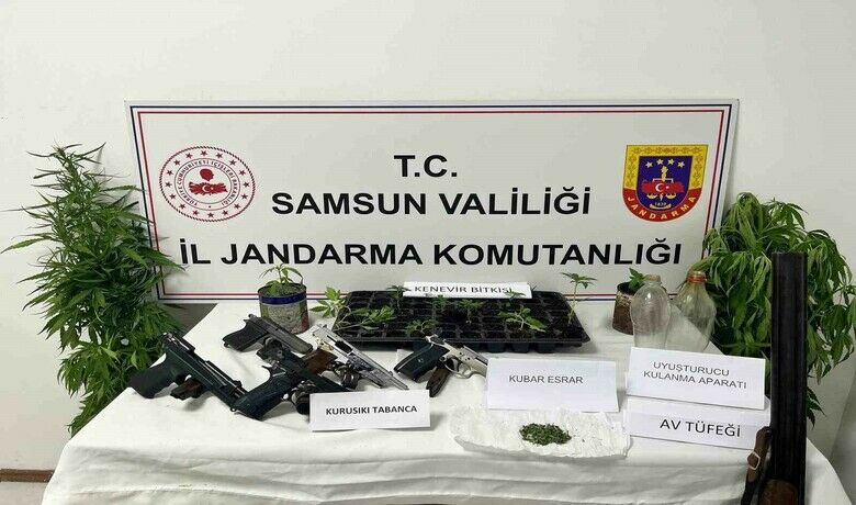 Jandarma 2 kişiyi uyuşturucu ile yakaladı
 - Samsun’da jandarma ekipleri 2 kişiyi uyuşturucu ve silahla yakaladı.