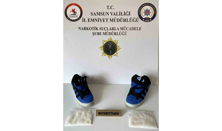 Polis, spor ayakkabısınagizlenmiş uyuşturucuyu ele geçirdi - Samsun’da polis spor ayakkabısına gizlenmiş uyuşturucu maddeyi ele geçirdi.