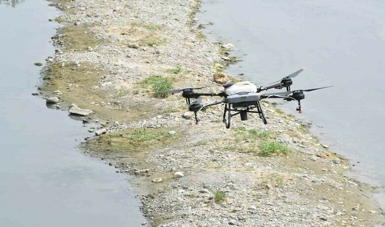 Dereler dron ile ilaçlandı - Samsun Büyükşehir Belediyesi Çevre Koruma ve Kontrol Dairesi Başkanlığı tarafından, vatandaşların sağlıklı bir yaz dönemi geçirmesi amacıyla dere yataklarında vektörlere karşı ilaçlama çalışmaları dronlarla gerçekleştiriliyor.