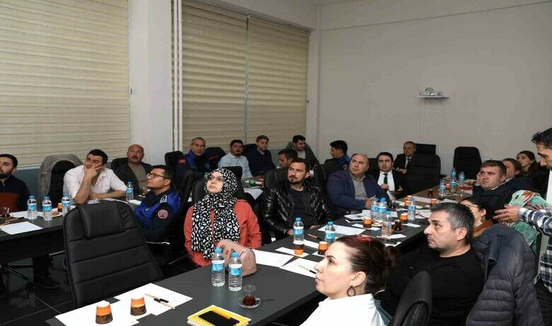Samsun’un Stratejik GürültüHaritaları revize edildi - Samsun Büyükşehir Belediyesi daha huzurlu ve yaşanabilir bir şehir hedefiyle çalışmalarını aralıksız sürdürüyor. Bu amaçla ‘Samsun İli Stratejik Gürültü Haritalarının Revize Edilmesi ve Eylem Planlarının Hazırlanması İşi’ kapsamında ilgili kurum temsilcilerinin katılımıyla toplantı düzenlendi.