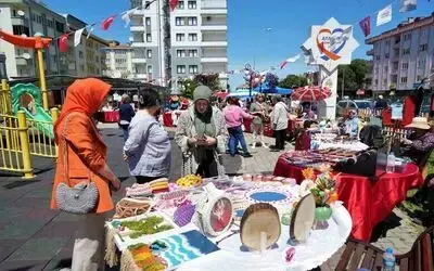 Anneler Günü’ne özel kurulan pazarda hem satış yaptılar hem eğlendiler
