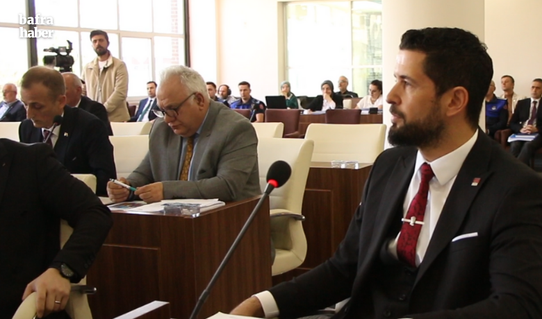 Turgay Bayrak, BelediyeninBankamatikçilerini Meclis Gündemine Getirdi - CHP Meclis üyesi Turgay Bayrak, belediyeye gelmeden çalışanların olduğunu iddia etti. Başkan Kılıç ise "olsa olsa bir iki kişidir" diyerek iddiayı kabul etmiş oldu.