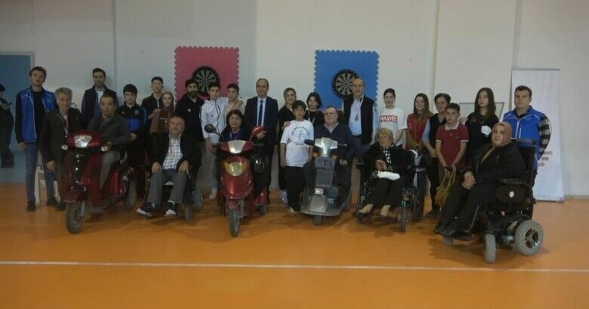 Dart yarışmasında engelli vatandaşlar hünerlerini sergiledi
