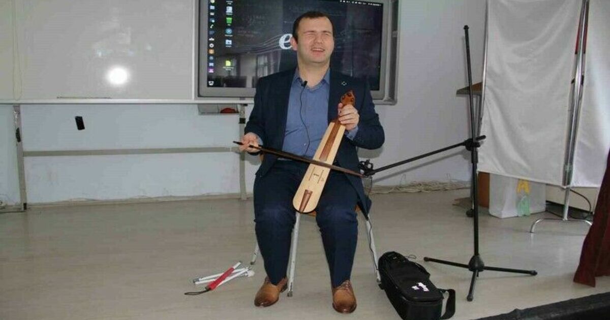 Görme engelli müzik öğretmeni azmi ile örnek oluyor