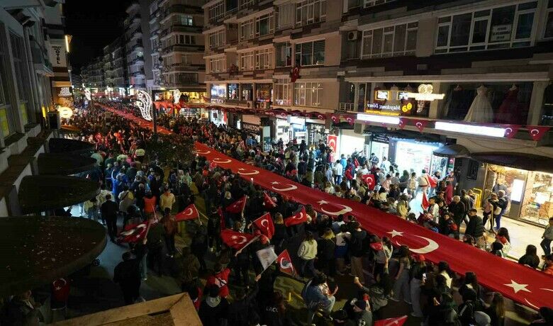 Samsun’da 1919 metrelik bayrakla "FenerAlayı ve Gençlik Haftası" yürüyüşü - 19 Mayıs Atatürk’ü Anma, Gençlik ve Spor Bayramı etkinlikleri çerçevesinde Samsun’da  1919 metrelik bayrakla "Fener Alayı ve Gençlik Haftası Yürüyüşü" düzenlendi.