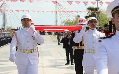 Atatürk’ü temsil eden bayrak karaya çıktı
