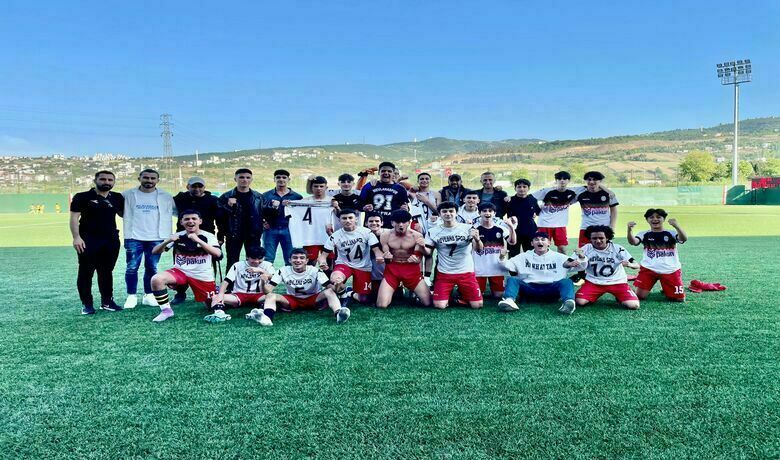 Bafra Mevlanaspor U17 TakımıTürkiye Şampiyonasına Katılmaya Hak Kazandı - Bafra Mevlana Spor Kulübü'nün U17 takımı, U17 ligi'ni Kadıköy ve Atakumspor'un ardından averajla 4. sırada tamamladı. Play-off müsabakalarında başarılı performans sergileyen takım, yarı finalde Çarşambaspor'u eleyerek finale yükseldi ve finalde Samsun Yolspor ile karşılaştı.