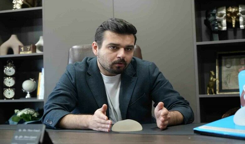 4 binde 1 kişidegörülen ’göğüs kası yokluğu’na çözüm - Plastik, Rekonstrüktif ve Estetik Cerrahi Uzm. Opr. Dr. Emre Kıymık, "Özellikle ‘Poland’ sendromu dediğimiz doğumsal olarak göğüs kası yokluğu ve göğüs dokusu eksikliği ile karakterize olan bir hastalığımız var. Toplumda 4 bin kişide 1 gözüküyor. Bu tarz meme yokluğu veya meme gelişmemesi olan hastalıklarda meme rekonstrüksiyonu yapılabiliyor. Bu bölgeye alınan travmalar sonrasında aynı şekilde meme dokusunu yeninde şekillendirme ameliyatları da yapılabilmektedir" dedi.