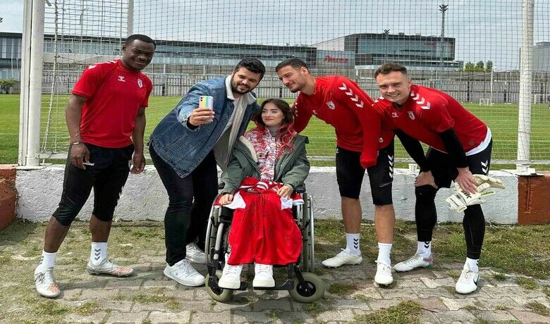 ’Dünyanın ve Türkiye’ninen güzel kızı’ Samsunsporlu - Samsunspor taraftarı olan dünya ve Türkiye güzeli Nergis Demirarslan, kırmızı-beyazlıların antrenmanına giderek takımı ziyaret etti. Futbolcularla hatıra fotoğrafı çektiren Nergis Demirarslan’a imzalı Samsunspor forması hediye edildi.