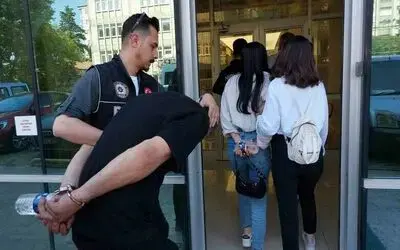 Aracın zulasında ele geçen uyuşturucuyla ilgili 3 kişi adliyede
