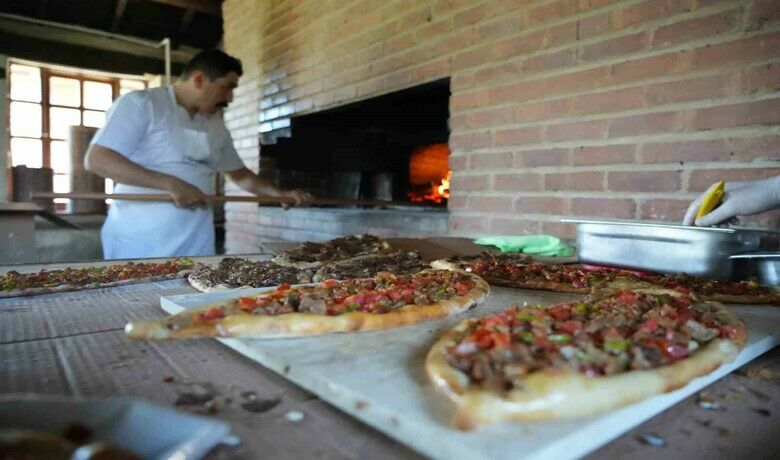 Dünya Kahvaltı Günü’nde’Samsun Kahvaltısı’ tanıtıldı - Samsun Gastronomi Komitesi tarafından organize edilen kahvaltı programında ’Samsun kahvaltısı’ sunumu yapıldı. Sunumda, dünyanın en iyi ekmeği seçilen Bafra pidesinin de yer aldığı zengin Samsun kahvaltı menüsü damaklarda unutulmaz tat bıraktı.