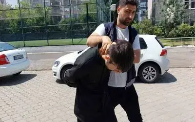 Karısını ve üvey oğlunu bıçaklayıp yurt dışına kaçarken yakalandı
