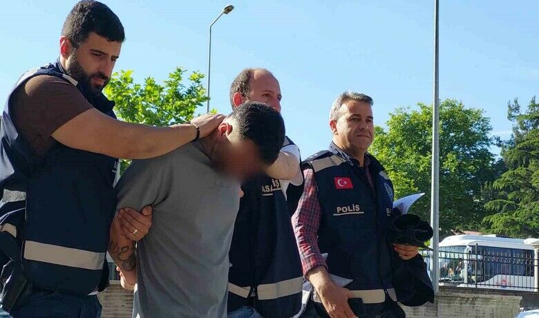 Samsun’da 100’ün üzerindekiadrese dev uyuşturucu operasyonu - Samsun’da narkotik polisi tarafından 100’ün üzerindeki adrese yönelik yapılan dev uyuşturucu operasyonunda çok sayıda ’torbacı’ diye tabir edilen sokak satıcısı gözaltına alındı.