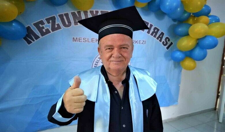 Öğrenmenin yaşı yok: 71 yaşındalise diploması aldı, göbek attı - Samsun İlkadım Mesleki Eğitim Merkezi tarafından düzenlenen lise mezuniyet töreninde 71 yaşındaki Muhammet Atalar lise diploması aldı. Mezuniyet töreninde çalınan şarkılarla göbek atan Atalar, 55 yıllık hayalini gerçekleştirdiğini söyledi.