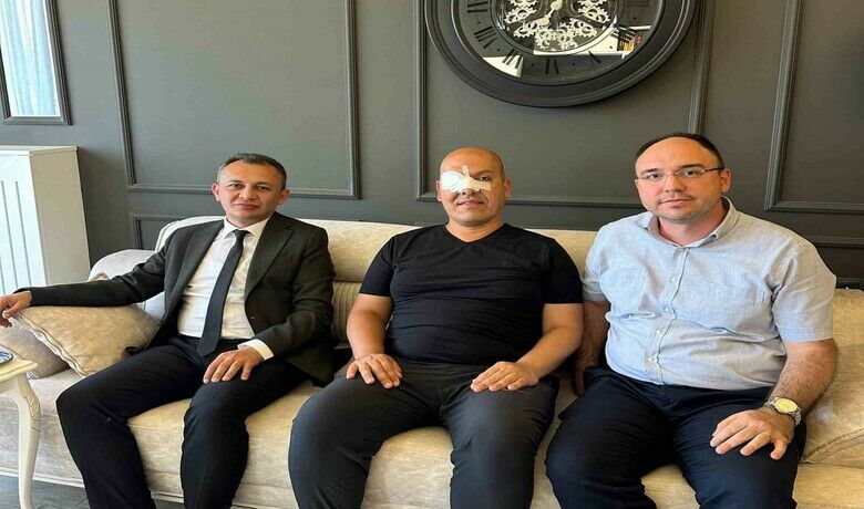 Müdür Uras’tan, saldırıya uğrayadoktora ’geçmiş olsun’ ziyareti - Samsun İl Sağlık Müdürü Dr. Mustafa Uras, hasta yakını tarafından saldırıya uğrayarak yaralanan Dr. Ahmet Kurt’a ’geçmiş olsun’ ziyaretinde bulundu.