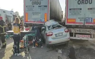 Otomobil tırın dorsesine çarptı: Polis memuru hayatını kaybetti, eşi ve çocuğu yaralandı
