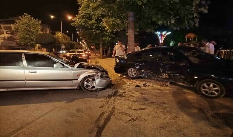 İki otomobil çarpıştı: 2 yaralı - Samsun’un Bafra ilçesinde meydana gelen trafik kazasında 2 kişi yaralandı.