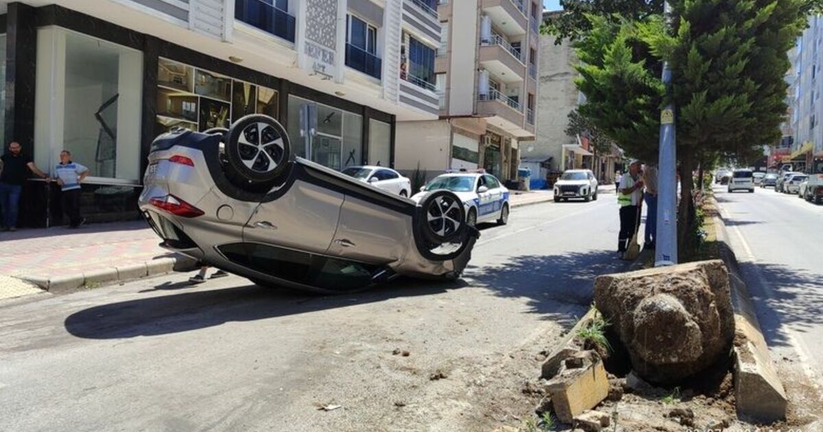 Yandan Çıkan Otomobile Çarpmamak İçin Direğe Çarptı, Takla Attı: 3 Yaralı!