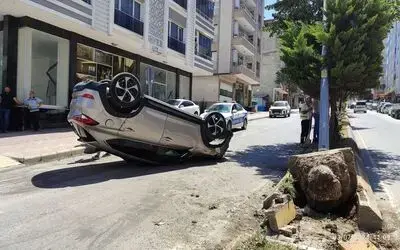 Yandan Çıkan Otomobile Çarpmamak İçin Direğe Çarptı, Takla Attı: 3 Yaralı!