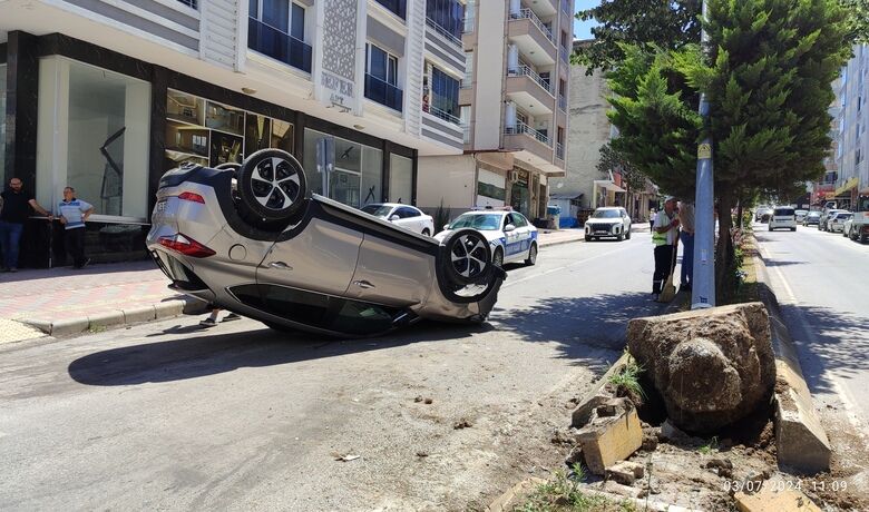 Yandan Çıkan Otomobile Çarpmamak İçinDireğe Çarptı, Takla Attı: 3 Yaralı! - Samsun’un Bafra ilçesinde meydana gelen trafik kazasında yan yoldan çıkan otomobile çarpmamak için manevra yapan otomobil sürücüsü direğe çarparak takla attı. Kazada 3 kişi yaralandı.