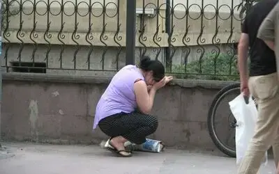 Otomobilin çarptığı köpek telef oldu, sahibi hüngür hüngür ağladı
