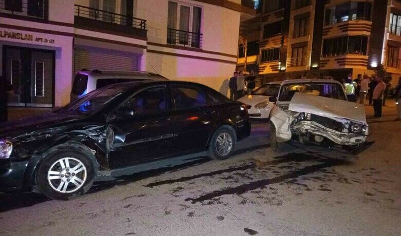 2 otomobil çarpıştı: 5 yaralı - Samsun’un Bafra ilçesinde 2 otomobilin çarpıştığı kazada 5 kişi yaralandı.