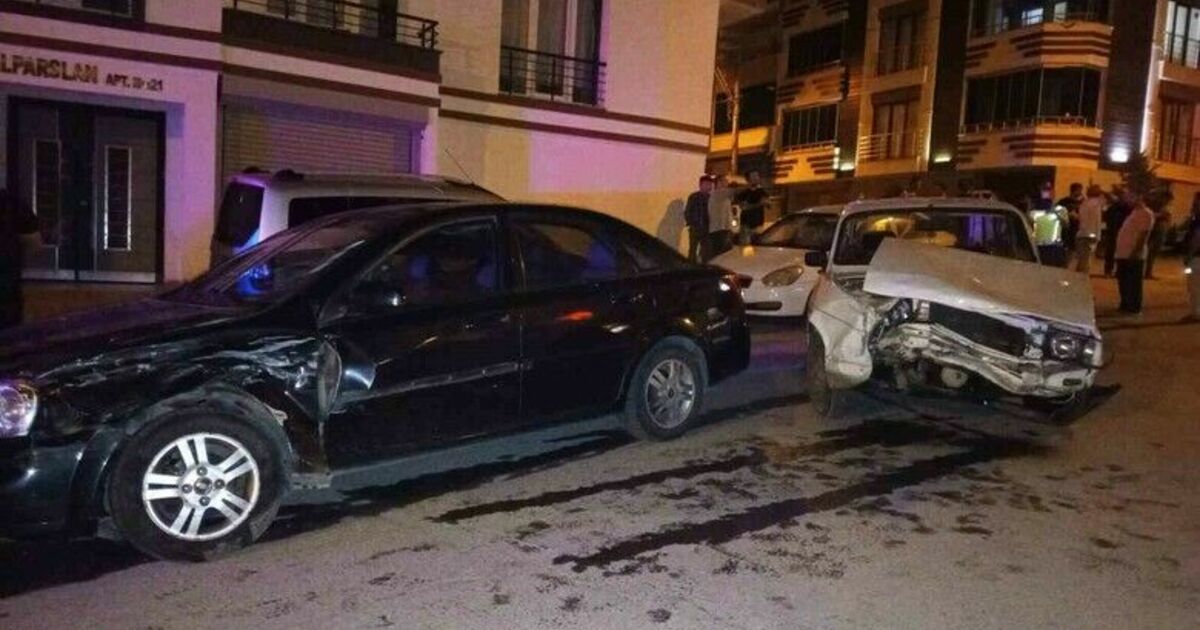 2 otomobil çarpıştı: 5 yaralı