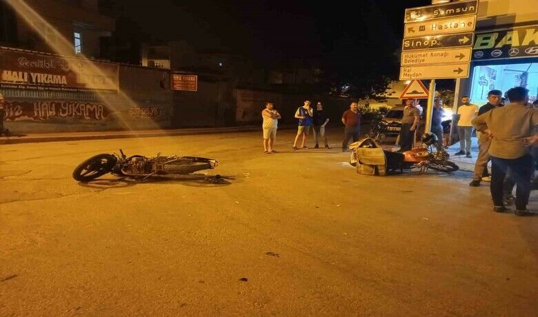 2 motosiklet çarpıştı: 3 yaralı - Samsun’un Bafra ilçesinde 2 motosikletin çarpışması sonucu 3 kişi yaralandı.