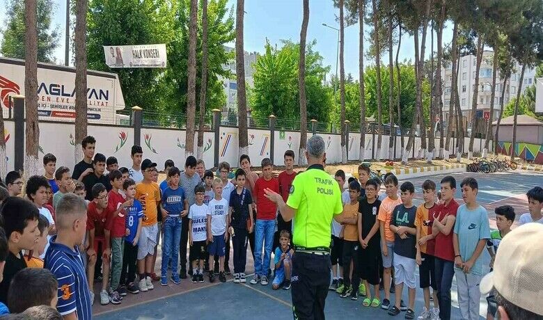 Yaz Kur’an Kursuöğrencilerine trafik eğitimi verildi - Samsun’un Bafra ilçesinde düzenlenen Yaz Kur’an Kurslarına devam eden öğrencilere, İlçe Emniyet Müdürlüğü Trafik Denetleme Büro Amirliği tarafından trafik eğitimi verildi.