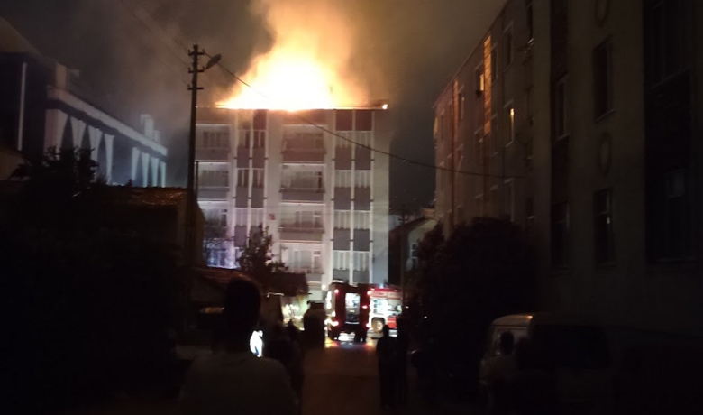 Apartmanın Çatı Katı Alevlere Teslim Oldu - Samsun'un Bafra ilçesinde 4 katlı apartmanın çatı katındaki dairede çıkan yangın güçlükle söndürülebildi.