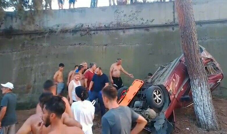 Samsun’da otomobil kamp alanına uçtu: 1 yaralı
 - Samsun’da yoldan çıkan otomobilin Türk Kızılay kampının bahçesine uçtuğu kazada 1 kişi yaralandı.