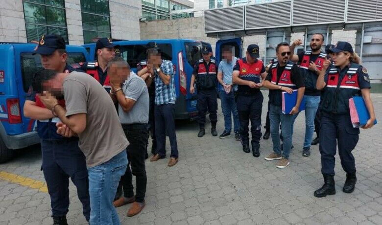 Jandarmadan 8 ilde sahte KKTCve Gürcistan ehliyeti operasyonu: 4 gözaltı - Jandarma ekipleri tarafından Samsun merkezli 8 ilde düzenlenen sahte Kuzey Kıbrıs Türk Cumhuriyeti (KKTC) ve Gürcistan ehliyeti operasyonunda 4 kişi gözaltına alındı.