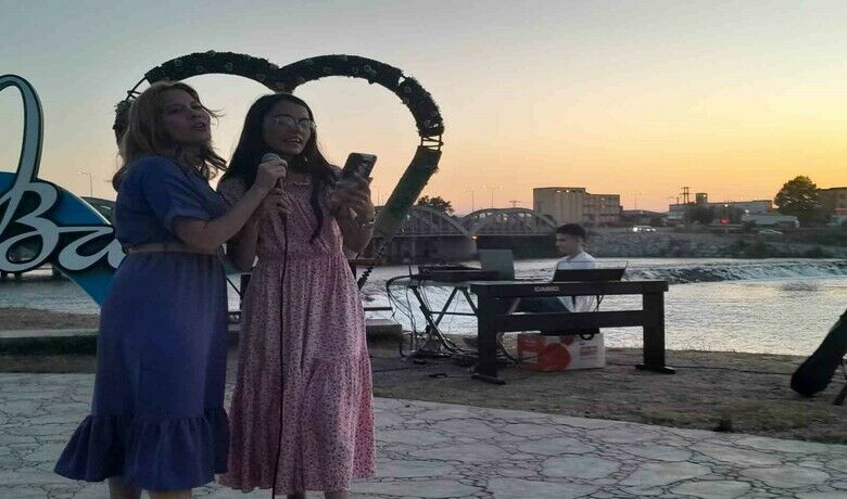 Sahne gençlerde - Samsun Bafra Kültür ve Sanatı Destekleme Derneği (KÜSADER), Sedde Park’ta şiir ve türkü gecesi etkinliği gerçekleştirdi.