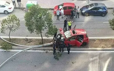 Otomobil aydınlatma direğine çarptı: 2 yaralı
