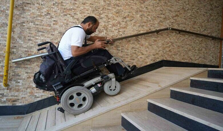Tekerlekli sandalyeli vatandaşınengelli rampası ile imtihanı - Samsun’da bir apartmanda bulunan ve oldukça dik olan engelli rampası, apartman sakini engelli vatandaşa ecel terleri döktürüyor.