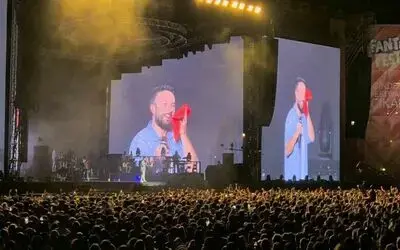 Megastar Tarkan, terini sildiği havluyu hayranlarına attı
