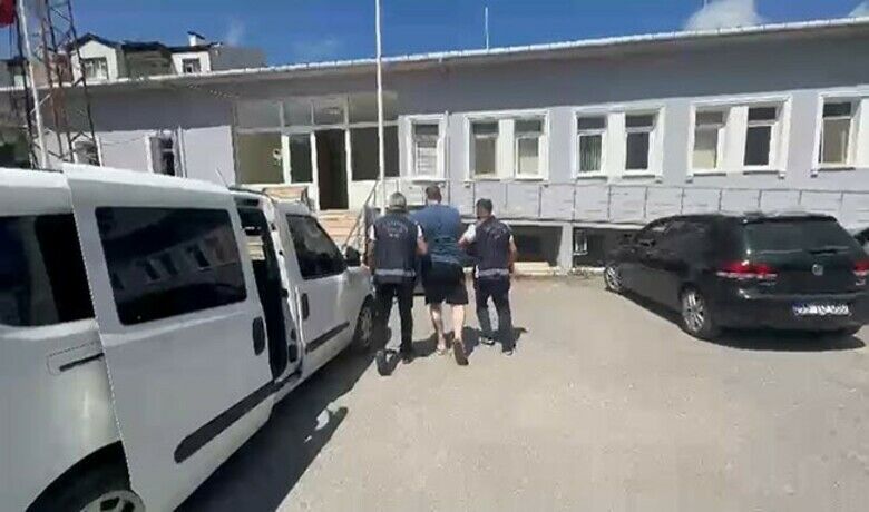 Çalıntı araçları "change"yaparak satan şahıs yakalandı - Samsun’da kurduğu suç örgütü ile çalıntı araçları "change" yaparak sattığı gerekçesiyle 18 yıl 3 ay hapis cezası ile 9 aydır aranan şahıs, saklandığı evinde yakalandı.