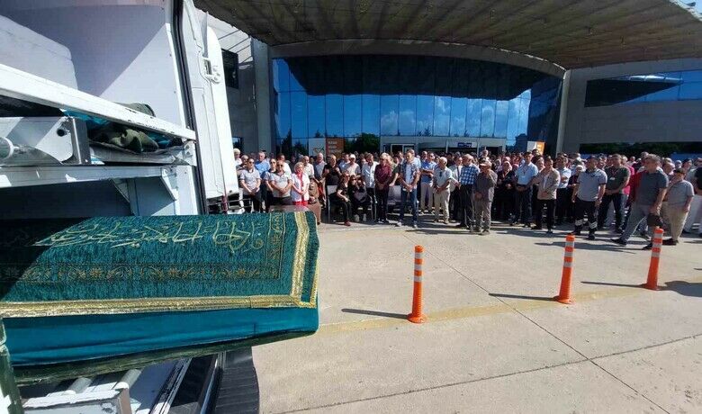 Samsun’da ölen doktor için hastane önünde tören - Samsun’da, sosyal medya hesabından "Bir süre buralarda olmayacağım, sevgiyle kalın" notu paylaşarak 4. kattan atlayıp intihar eden doktor için görev yaptığı hastane önünde tören düzenlendi.