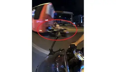 Motosiklet sürücüsü belediye otobüsüne çarptı: O anlar kamerada
