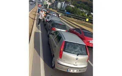Zincirleme trafik kazasında 5 araç birbirine girdi
