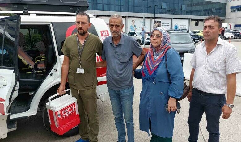 5 kişinin hayatını kaybettiği tır faciasında gençkızın bağışlanan organları 5 kişiye umut oldu - Samsun’un Kavak ilçesinde tırın biçtiği kazada ölü sayısı 5’e çıkarken, tedavi altındaki hastanede beyin ölümü gerçekleşen 18 yaşındaki genç kızın bağışlanan organları 5 hastaya umut oldu.