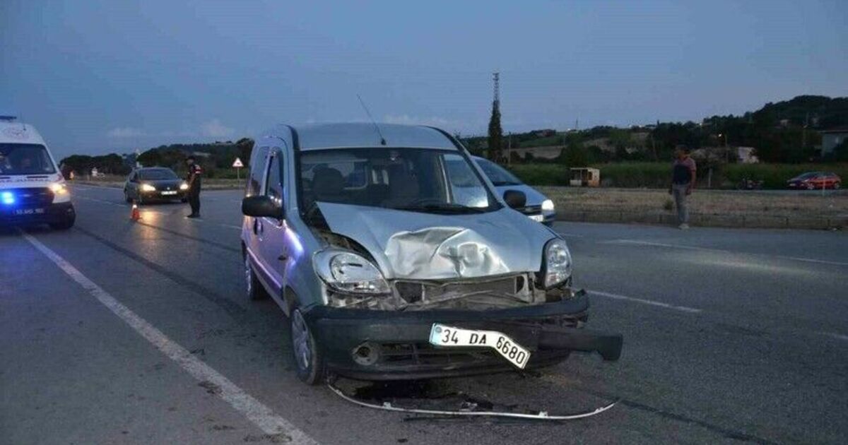 Hafif ticari araç otomobile çarptı: 8 yaralı
