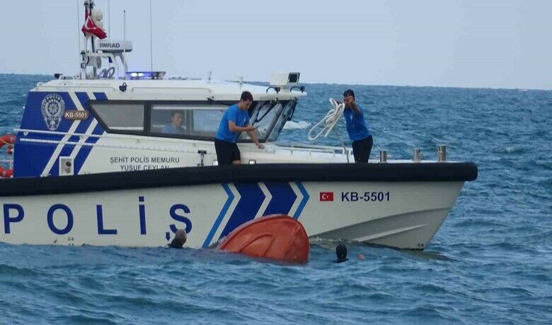 Alabora olan bottaki 4kişi boğulmaktan son anda kurtuldu - SAMSUN (İHA) – Samsun’da dalgalı denizde botun alabora olması sonucu denize düşen 4 kişi boğulmaktan son anda kurtarıldı.