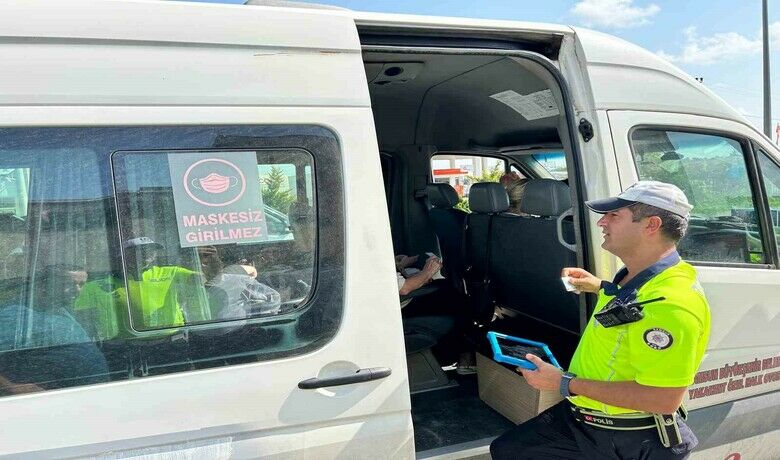 Bafra Bölge Trafik ekiplerisürücü ve yolcuları uyardı - Samsun Bafra Bölge Trafik Denetleme İstasyon Amirliği ekipleri yolcu taşımacılığı yapan araçlara yönelik emniyet kemeri denetimi gerçekleştirirken, yolculara da emniyet kemerinin önemini anlattı.
