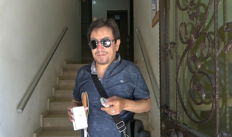 Görme engelli vatandaş evini zil sesi ile buluyor - Samsun’un Bafra ilçesinde doğuştan görme engelli vatandaş, uzaktan kumandalı zil ile evini buluyor.