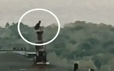 Cezaevi firarisi polisten kaçarken çıktığı çatıdaki bacanın üzerinde yakalandı
