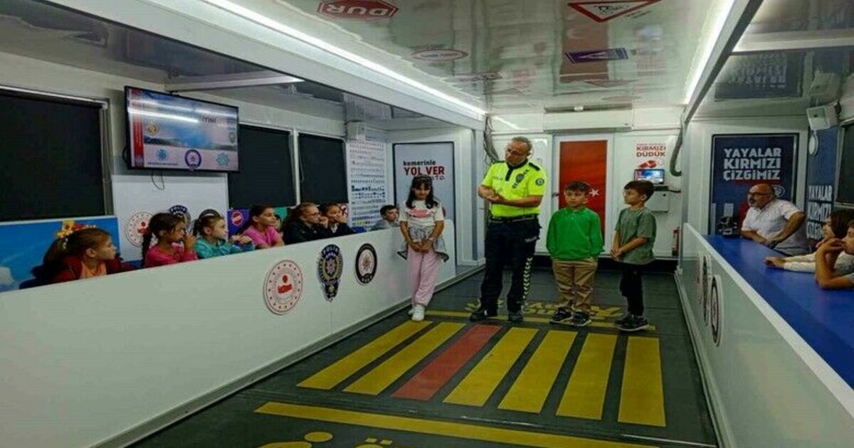 Polislerden öğrencilere trafik eğitimi
