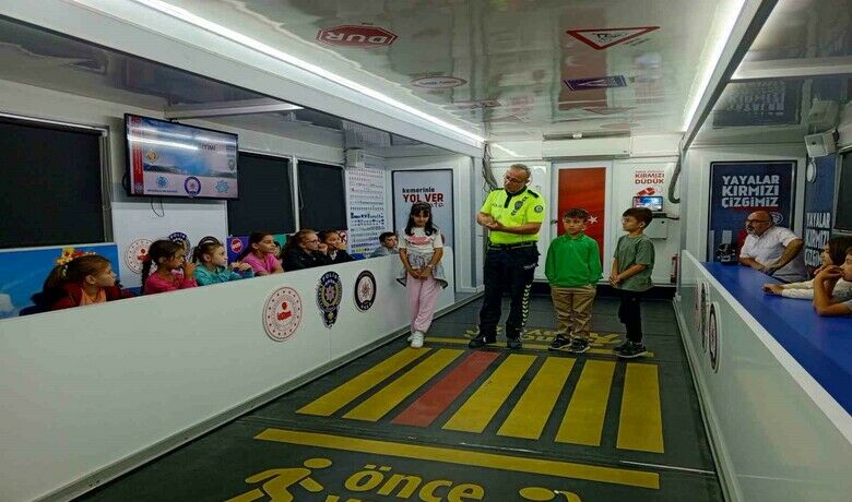 Polislerden öğrencilere trafik eğitimi
 - İçişleri Bakanlığı Emniyet Genel Müdürlüğü Mobil Trafik Tırı, Samsun’un Bafra ilçesinde öğrencilere trafik eğitimi verdi.