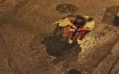 Öfkeli anne, oğlunu kötü alışkanlıklara çeken arkadaşının evini bastı

